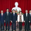 Chủ tịch nước Trương Tấn Sang với các cán bộ lãnh đạo của bốn văn phòng. (Ảnh: Nguyễn Khang/TTXVN)