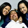 Ông Hugo Chavez cùng 2 con gái trong thời gian trị bệnh ở Cuba. (Nguồn: AFP)