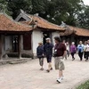 Du khách quốc tế đến thăm Văn Miếu-Hà Nội. (Ảnh: Anh Tuấn/TTXVN)