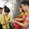 Đón khách lên máy bay VietJetAir. (Ảnh: Hoàng Tuấn/Vietnam+)