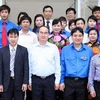 Phó Thủ tướng Nguyễn Thiện Nhân với cán bộ, nhân viên học viện. (Ảnh: Dương Giang/TTXVN)