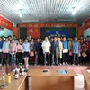 Các cặp vợ chồng dân tộc thiểu số ở Hà Giang đón nhận giấy đăng ký kết hôn. (Ảnh: Đỗ Bình/Vietnam+)