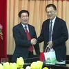 Chủ tịch UBND tỉnh Nghệ An Hồ Đức Phớc tặng quà cho Đại diện JICA tại buổi làm việc. (Ảnh: Nguyễn Văn Nhật/Vietnam+)