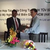 Đại diện Tập đoàn TUV SUD Việt Nam và HAWA ký kết hợp tác. (Ảnh: Xuân Tình/Vietnam+)