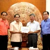 Đại sứ Việt Nam tại Lào tiếp nhận số tiền 10 triệu kíp ủng hộ Trường Sa của kiều bào Lào. (Ảnh: Hoàng Chương/Vietnam+)