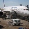 Chiếc máy bay Boeing 787 Dreamliner của công ty hàng không Mỹ United Airlines trở lại đường bay. (Nguồn: AFP/TTXVN)
