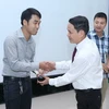 Tổng Giám đốc TTXVN Nguyễn Đức Lợi trao giải A giải báo chí TTXVN 2012. (Ảnh: Phạm Kiên/Vietnam+)