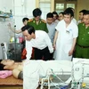 Phó Chủ tịch UBND thành phố Hà Nội Vũ Hồng Khanh thăm hỏi, động viên chiến sỹ bị bỏng khi tham gia chữa cháy. (Ảnh: Doãn Tấn/TTXVN)