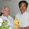 Tác giả cùng cụ Faber và tác phẩm "Truyện Kiều" bằng tiếng Đức. (Ảnh: Văn Long/Vietnam+)