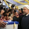 Ông Hassan Rowhani (phải) bỏ phiếu tại điểm bầu cử ở Tehran ngày 14/6. (Nguồn: AFP/TTXVN)