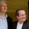 Ngoại trưởng Ecuador Ricardo Patino (phải) và ông Julian Assange (trái) xuất hiện ở cửa sổ Đại sứ quán Ecuador ở London, 16/6. (Nguồn: AFP) 