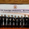 Bộ trưởng ngoại giao các nước ASEAN chụp ảnh chung tại hội nghị. (Nguồn: AFP/TTXVN)