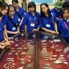 Thanh niên kiều bào tham quan Bảo tàng lịch sử Việt Nam tại Thành phố Hồ Chí Minh. (Ảnh: Thanh Vũ/TTXVN)