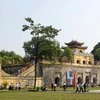 Du khách thập phương tham quan cổng Đoan môn tại Trung tâm Hoàng Thành Thăng Long. (Ảnh: Nhật Anh/TTXVN)