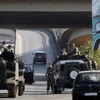 Quân đội Lebanon bên ngoài đường cao tốc sân bay Beirut hôm 9/8. (Nguồn: AFP)