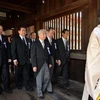 Các quan chức Nhật đến viếng đền Yasukuni. (Nguồn: AFP/TTXVN)