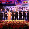 Thủ tướng Lào Thongsin Thammavong chụp ảnh với các trưởng đoàn. (Ảnh: Hoàng Chương/Vietnam+)