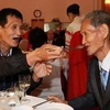 Hai anh em một gia đình Triều Tiên bị ly tán hạnh phúc gặp lại nhau trong cuộc đoàn tụ tại Khu nghỉ mát Núi Kumgang tháng 10/2010. (Nguồn: AFP/TTXVN)