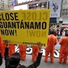 Các nhà hoạt động xã hội Mỹ biểu tình yêu cầu đóng cửa nhà tù Guantanamo. (Nguồn: AFP/TTXVN)