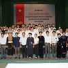 Các trí thức trẻ - phó chủ tịch xã chụp ảnh cùng Thủ tướng Nguyễn Tấn Dũng. (Ảnh: Đức Tám/TTXVN).