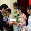 Quỹ Hỗ trợ và Đào tạo Fuyo (Nhật Bản) trao học bổng năm 2011 cho các sinh viên Việt Nam. (Ảnh: Bích Ngọc/TTXVN)