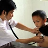 Khám sàng lọc bệnh tim cho trẻ em nghèo. (Ảnh: P.Hoàng/Vietnam+)