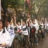 Tình nguyện viên Hà Nội đạp xe cổ động chương trình Giờ Trái đất (Ảnh: Thanh Loan)