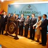 Phó Thủ tướng Vũ Văn Ninh đánh cồng khai trương phiên giao dịch chứng khoán đầu xuân Quý Tỵ. (Ảnh: Linh Chi/Vietnam+)