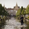 Ngập lụt tại khu vực cổng chính vào Cung điện lớn ở Bangkok ngày 27/10. (Nguồn: AFP/TTXVN)