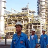 Tan ca ở nhà máy lọc dầu đầu tiên tại Việt Nam. (Ảnh: Trung Hiền/Vitenam+)