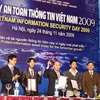 Ông Nguyễn Tử Quảng (giữa) trong buổi trao giải “Sản phẩm An toàn thông tin được người dùng ưa chuộng nhất trong năm”. (Ảnh: Hồng Diệp/Vietnam+)