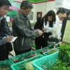Đoàn thanh tra kiểm tra rau quả tại các siêu thị trên địa bàn Hà Nội ngày 19/1. (Ảnh: Trung Hiền/Vietnam+)