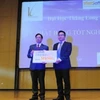 Đại diện VietSoftware trao tặng học bổng tại Lễ phát bằng Tốt nghiệp của Đại học Thăng Long. (Ảnh: VietSoftware cung cấp)