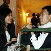 Nguyễn Công Hùng (trái) trao đổi với phóng viên bên lề lễ trao giải. (Ảnh: Trung Hiền/Vietnam+)