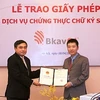 Thứ trưởng Bộ Thông tin và Truyền thông Nguyễn Minh Hồng trao giấy phép cho đại diện của Bkav. (Ảnh: Bkav)