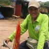 Ông Ngô Vi Thọ trong một lần đạp xe vì môi trường. (Ảnh: Trung Hiền/Vietnam+)