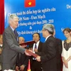 Đại sứ Đan Mạch và Thứ trưởng Trần Việt Thanh ký kết hiệp định. (Ảnh: Kỳ Dương/Vietnam+)