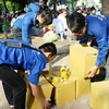Những thùng chứa "quyển rơi" được sinh viên của một trường đem đi phát. (Ảnh: Kỳ Dương/Vietnam+)