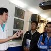 Chuyên gia của Siemens giới thiệu cho các sinh viên về công nghệ tự động hóa của hãng. (Ảnh: Trung Hiền/Vietnam+)