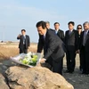 Thủ tướng Nguyễn Tấn Dũng đặt hoa tưởng niệm nạn nhân động đất, sóng thần tại tỉnh Miyagi, Nhật Bản. (Nguồn: Internet)