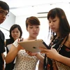 Nhiều khách hàng đã tới cửa hàng bán New iPad chính hãng của FPT tại Hà Nội. (Ảnh: Trung Hiền/Vietnam+)