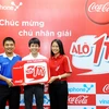 Đại diện VinaPhone và Coca-Cola trao giải thưởng cho khách hàng đầu tiên trúng "Alô 1 tỷ." (Ảnh: VNP)