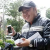 Lê Bá Long là khách hàng đầu tiên có được iPhone 5 chính hãng của VinaPhone. (Ảnh: T.H/Vietnam+)