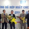 Thứ trưởng Bộ TT-TT Lê Nam Thắng (phải) hy vọng CMC Telecom sẽ hoạt động hiệu quả, đem lại dịch vụ tốt nhất cho người sử dụng. (Ảnh: T.H/Vietnam+)