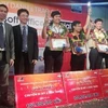 Ông Vũ Minh Trí (phải) trao phần thưởng cho các thí sinh đoạt giải. (Nguồn: Microsoft Việt Nam)