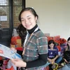 Mai Thị Anh Đào đang cầm trên tay những bức thư chia sẻ, động viên tình cảm gửi đến người dân đảo Trường Sa và Hoàng Sa. (Ảnh: Mạnh Hùng/Vietnam+).