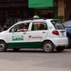 Nhiều chủ xe taxi luôn cảnh giác với lực lượng chức năng khi quy định xử phạt tăng gấp đôi. (Ảnh: Mạnh Hùng/Vietnam+).
