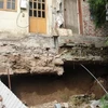 Nhiều ngôi nhà đang bị sụt lún nghiêm trọng, thậm chí có nhà còn trơ cả nền móng. (Ảnh: Xuân Dũng/Vietnam+).