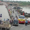 Cầu phao sông Đuống đã thông xe trở lại sau khi bị đâm thủng hai đốt khoang phao. (Ảnh: Mạnh Hùng/Vietnam+).