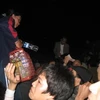 Chen chân bán nước trong đám đông chờ giờ khai ấn (Ảnh: Sơn Bách/Vietnam+)